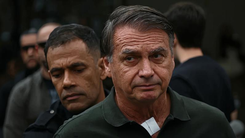 Saúde: Jair Bolsonaro, ao sair do hospital DF Star. A defesa do ex-presidente pede prisão domiciliar humanitária a Moraes, alegando "doenças múltiplas". (Foto: Andre Borges/EFE)