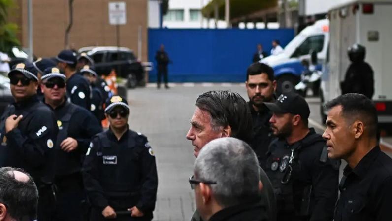 Repercussão: Jair Bolsonaro escoltado por policiais. Direita reage a trânsito em julgado contra ex-presidente. (Foto: Andre Borges/EFE)