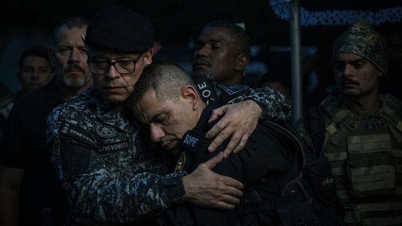 Policiais militares do Rio de Janeiro se emocionam em um funeral de um oficial morto na Megaoperação de outubro. (Foto: EPA/EFE/ André Coelho)