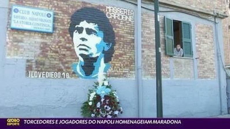 1 de 1 Maradona com a antiga Copa da Uefa, conquistada em 1989 pelo Napoli — Foto: Getty Images