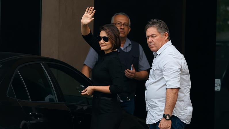 Michelle chega para visitar Bolsonaro: veja imagens da movimentação na PF, em Brasília. (Foto: EFE)