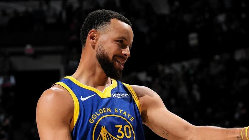 Curry no Golden State Warriors em atuação na NBA (Foto: Jesse D. Garrabrant / NBAE / Getty Images / Getty Images via AFP)