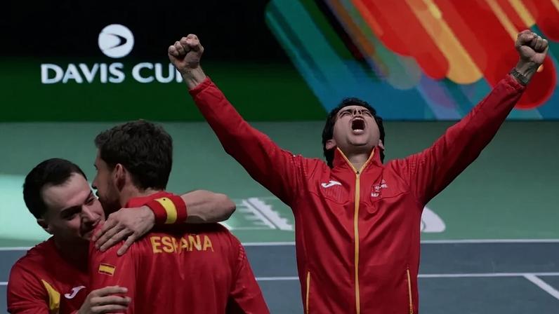 A emoção de Jaume Munar (d) na classificação da Espanha a mais uma final da Copa Davis (Foto: Tiziana FABI / AFP)