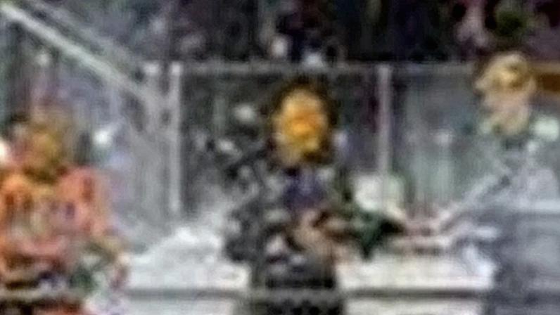 Max Verstappen comemora com Lando Norris (e) George Russell a vitoria em Las Vegas (Foto: Patrick T. Fallon / AFP)