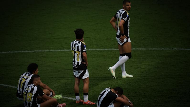 Atlético foi derrotado para o Lanús nos pênaltis (Foto: Jose Bogado / AFP)
