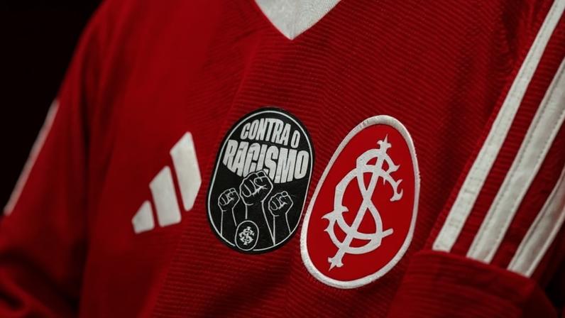 Patch de ação do Dia da Consciência Negra na camisa do Internacional (Foto: Divulgação/SC Internacional)