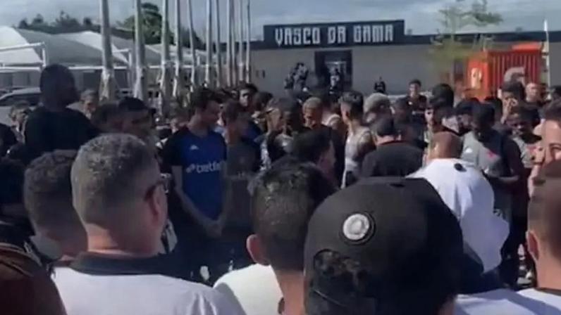 Torcedores em manifestação no CT Moacyr Barbosa (Foto: Reprodução/X)