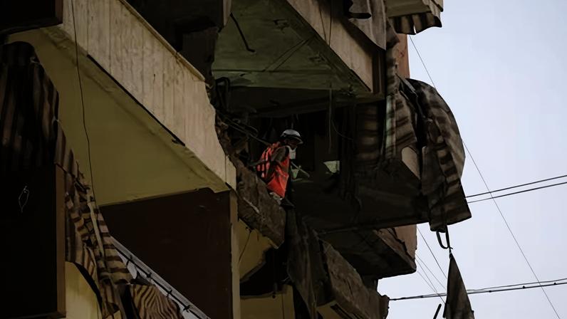 Edificio bombardeado cerca de Beirut en el que estaba Haizam Ali Tabatabai, este domingo.
