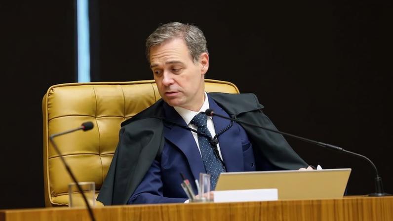 André Mendonça e Jorge Messias, ambos evangélicos e advindos da AGU, se abraçaram durante um culto da Assembleia de Deus do Brás. (Foto: Luiz Silveira/STF; José Cruz/Agência Brasil)