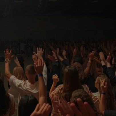 Apresentação de Gabriela Rocha emociona em conferência no ES