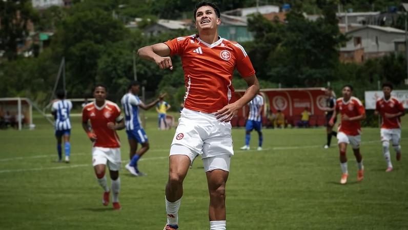 João Bezerra comemora gol do Internacional sub-17 (Foto: Lucas Costa/SC Internacional)