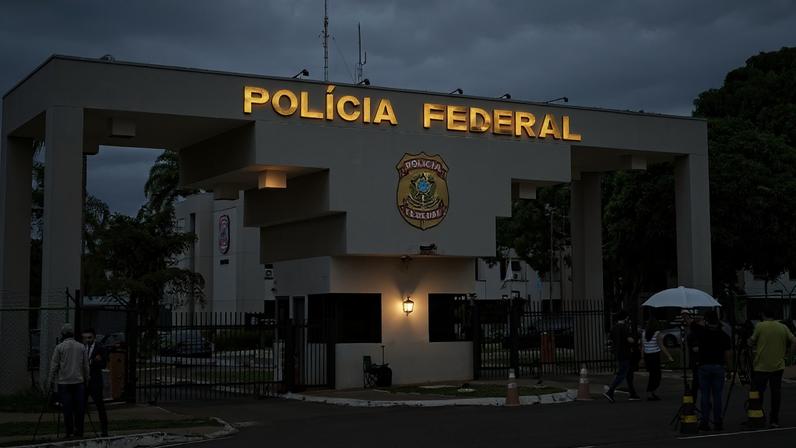 A Superintendência da Polícia Federal em Brasília em 22 de novembro de 2025, dia da prisão preventiva de Jair Bolsonaro. Foto: Evaristo Sá/AFP