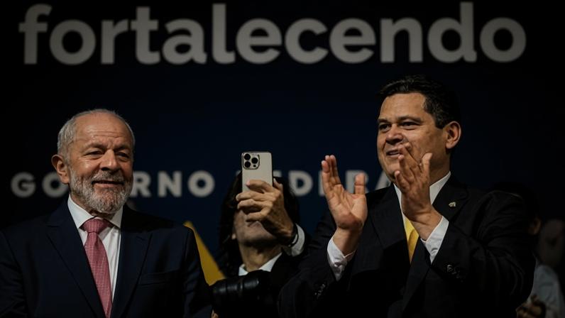 Lula planeja reunião com Alcolumbre para conter crise após indicação de Messias