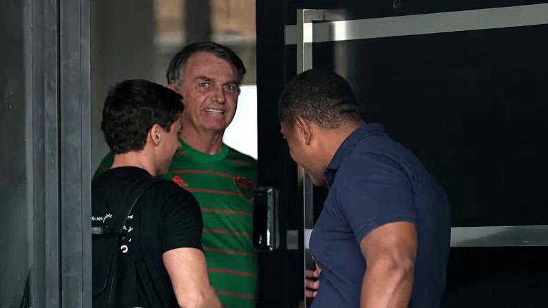 Periodistas ente la superintendencia de la Policía Federal en Brasilia, donde Bolsonaro ha quedado recluido este sábado.