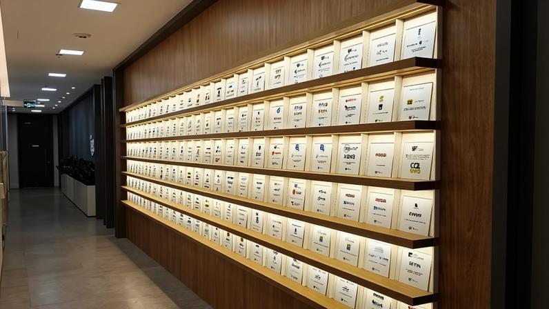 Esta boutique de M&A superou bancos atendendo só o lado vendedor. E chegou a 500 deals | Corredor com placas que celebram deals de M&As fechados com a assessoria do igc Partners, em prédio na avenida Faria Lima, em São Paulo (Foto: Divulgação)