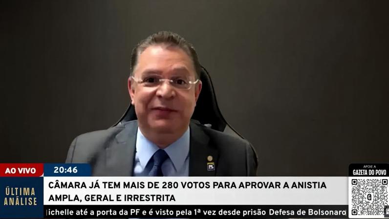 Deputado Federal Sóstenes Cavalcante (PL-RJ) expõe a estratégia do partido após prisão preventiva de ex-presidente Jair Bolsonaro. (Foto: Reprodução de YouTube.)