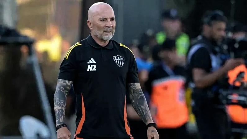 Treinador na partida contra o Lanús (Foto: Juan Mabromata)