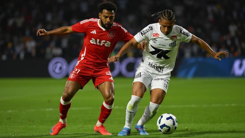 Santos x Internacional no 1º turno do Brasileirão (Foto: Jota Erre/AGIF)
