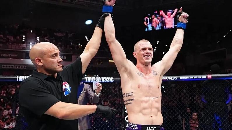 Ian Garry comemora vitória no UFC Qatar (Foto: Reprodução / Instagram @iangarry)