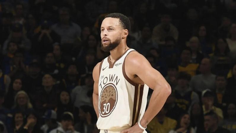 Curry lidera Warriors na vitória sobre o Jazz na NBA