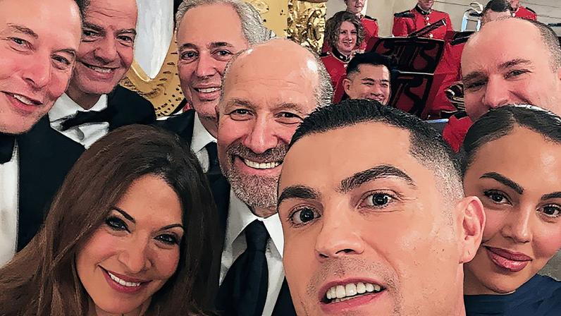 Mais que amigos: Elon Musk retorna à Casa Branca em jantar com Cristiano Ronaldo | Cristiano Ronaldo tira selfie em jantar de gala na Casa Branca em 18 de novembro de 2025, ao lado de personalidades como Elon Musk, Howard Lutnick, Greg Brockman e David Sacks (Foto: Reprodução/X)