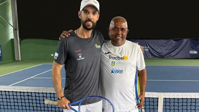 Guilherme Teixeira, técnico de João Fonseca, e Léo Butija durante clínica em Belo Horizonte (Arquivo pessoal)