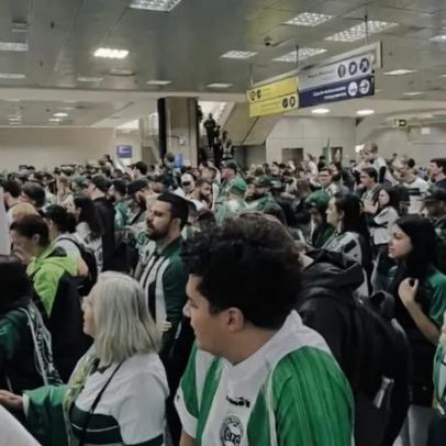Torcida do Coritiba recebe elenco campeão da Série B no aeroporto