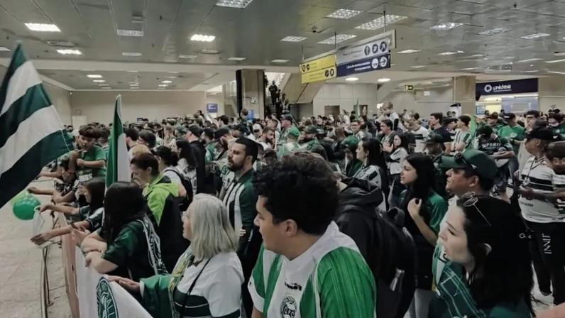 Torcedores do Coritiba comemoram título no aeroporto (Foto: Reprodução/Coritiba)