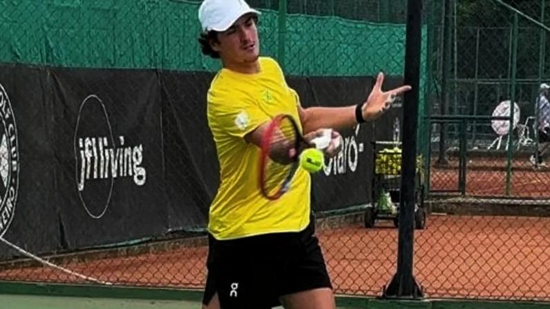 João Fonseca e o técnico Guilherme Teixeira na pré-temporada na Yes Tennis, no Rio (Foto: Gustavo Loio)