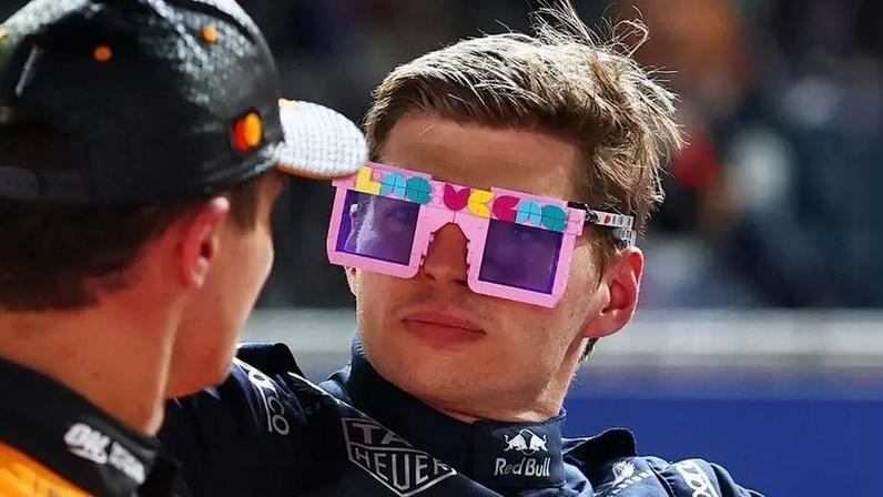 Pódio do GP de Las Vegas entra em carro de lego e protagoniza momento inusitado com Terry Crews. (Foto: Reprodução / X @F1)