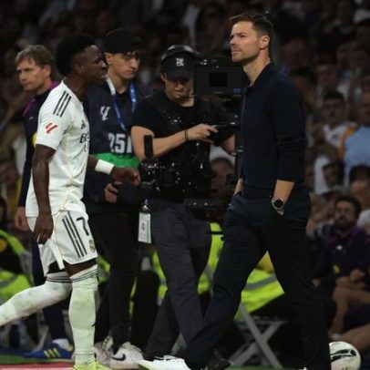 Vini Jr. trava renovação com Real Madrid após atrito com Xabi Alonso, diz site