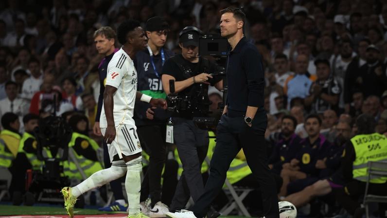 Vini Jr. trava renovação com Real Madrid após atrito com Xabi Alonso, diz site