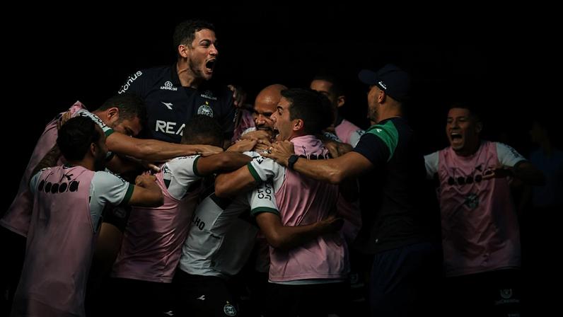 Jogadores do Coritiba comemoram gol durante partida contra o Amazonas pela Série B (Foto: Bruno Kelly/ Agif/Gazeta Press)