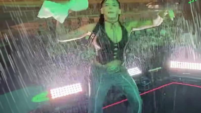 Ana Castela fala com Zé Felipe após show debaixo de temporal — Foto: Reprodução/Instagram