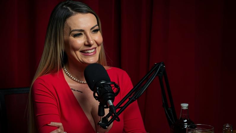 Andressa Urach no podcast de Luiza Ambiel — Foto: Divulgação