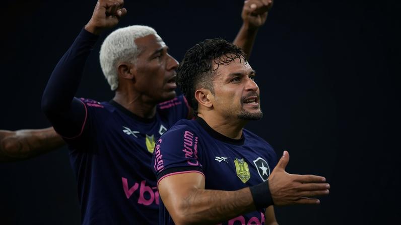 Artur e Cuiabano comemoram gol do Botafogo contra o Grêmio (Foto: Vitor Silva / Botafogo)