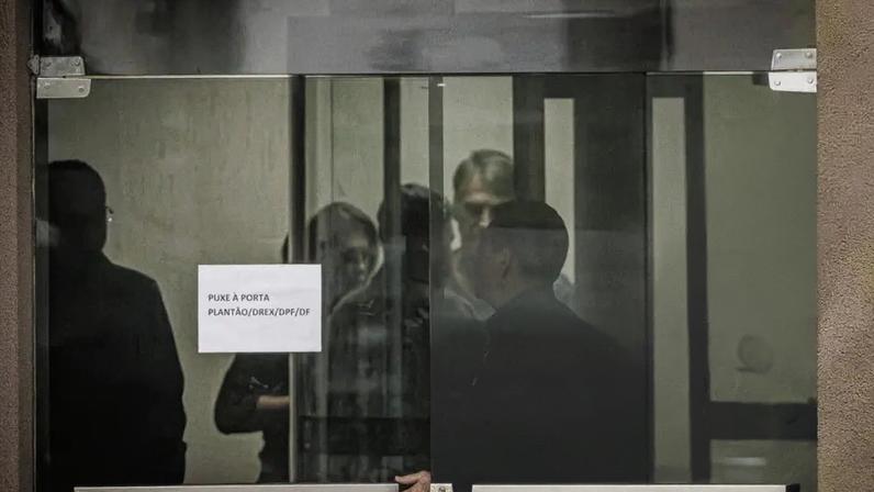 O ex-presidente Jair Bolsonaro na Superintendência da Polícia Federal em Brasília, no domingo (23) (Foto: Isaac Fontana/EFE)
