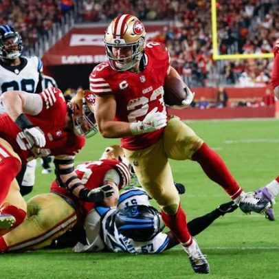 McCaffrey tem 31 toques e 142 jardas na vitória sobre o ex-time