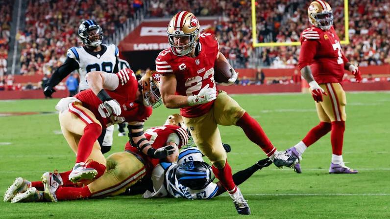 McCaffrey tem 31 toques e 142 jardas na vitória sobre o ex-time