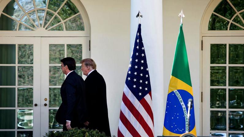 O presidente dos Estados Unidos, Donald J. Trump (à direita), e o presidente do Brasil, Jair Bolsonaro (à esquerda), se afastam ao final da coletiva de imprensa conjunta no Jardim das Rosas da Casa Branca, em Washington, DC, EUA, no dia 19 de março de 2019. (Foto: EPA/EFE/MICHAEL REYNOLDS)