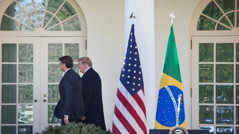 O presidente dos Estados Unidos, Donald J. Trump (à direita), e o presidente do Brasil, Jair Bolsonaro (à esquerda), se afastam ao final da coletiva de imprensa conjunta no Jardim das Rosas da Casa Branca, em Washington, DC, EUA, no dia 19 de março de 2019. (Foto: EPA/EFE/MICHAEL REYNOLDS)
