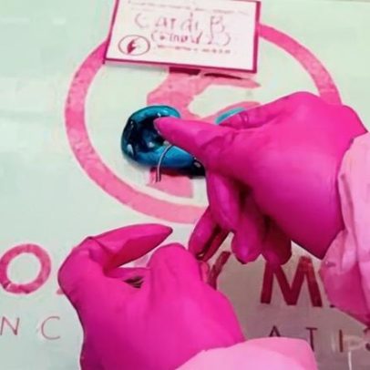 Cardi B transforma cordão do filho em pingente de ouro em formato de coração