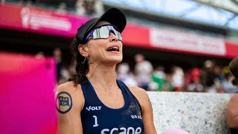 Ao lado de Rebecca, Carol Solberg conquista o bronze no Mundial de Vôlei de Praia 2025 (Foto: Volleyball World)