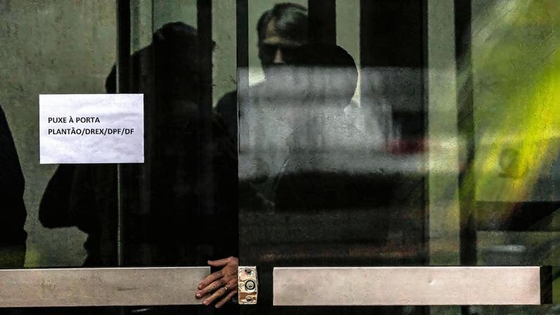 Bolsonaro aparece pela primeira vez desde a prisão. (Foto: Isaac Fontana / EFE)