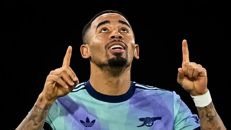 Gabriel Jesus, formado nas categorias de base do Palmeiras, comemora gol pelo Arsenal na Copa da Liga Inglesa (Foto: Glyn Kirk/AFP)