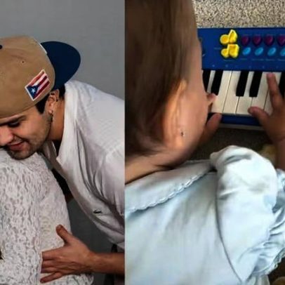 Serena, filha de Jade Magalhães e Luan Santana, toca piano de brinquedo