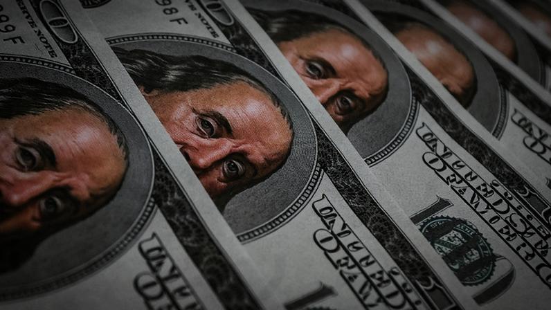 Alta do dólar ante o real ofusca zeragem de tarifaço Trump. Entenda impactos de indicadores EUA e da pauta-bomba fiscal bilionária no Senado. Taxas DI sobem - Foto: Reprodução