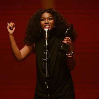 Kenya Sade faz rara aparição com esposa e mãe no Prêmio Potências