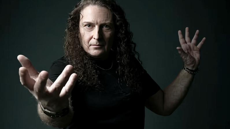 Angra confirma saída de Fabio Lione após 13 anos e show de despedida