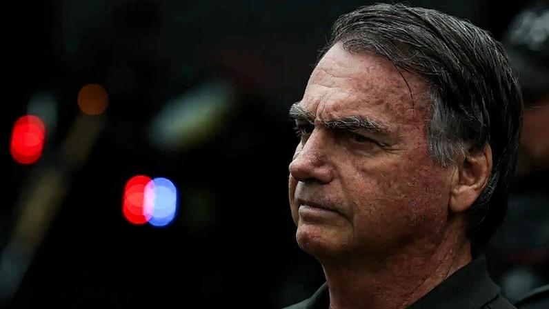 Defesa alega que Bolsonaro enfrenta doenças permanentes e sequelas irreversíveis em decorrência da facada de 2018.